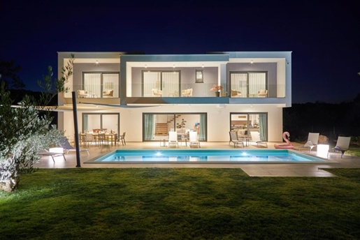 Neue moderne Villa mit Swimmingpool, Krk