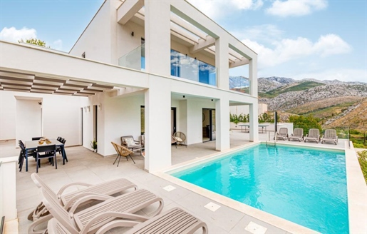 Elegante moderne Villa in Zrnovica bei Split auf 3700 qm. Vom Land