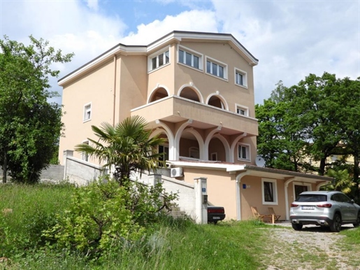 Beeindruckendes Haus mit 4 Wohnungen zum Verkauf in Matulji, über Opatija auf 3740 qm. Vom Land!