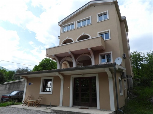 Впечатляющий дом с 4 квартирами на продажу в Матульи, над Опатией на 3740 кв.м. Земли!