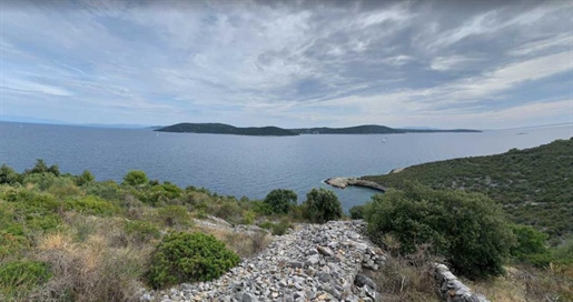 Waterfront land in Sevid area of 30 000 sq.m. With villa of 400 sq.m. Possibility