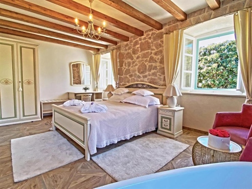 Magnificent 4 palazzo for sale in Cavtat, only 100 meters from the sea