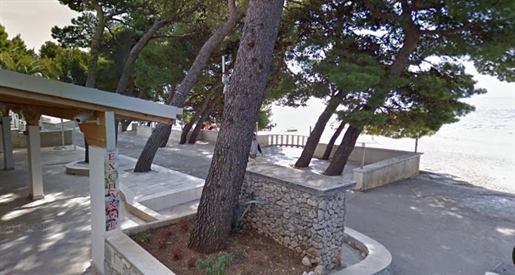 Touristische Immobilie zum Verkauf in Makarska, nur 100 Meter vom Strand entfernt