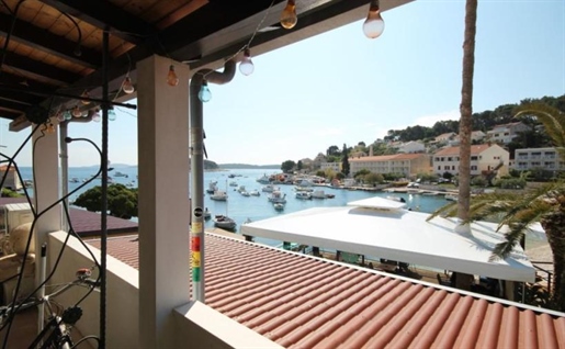 Attractive apartment on Hvar on the 1st line to the sea