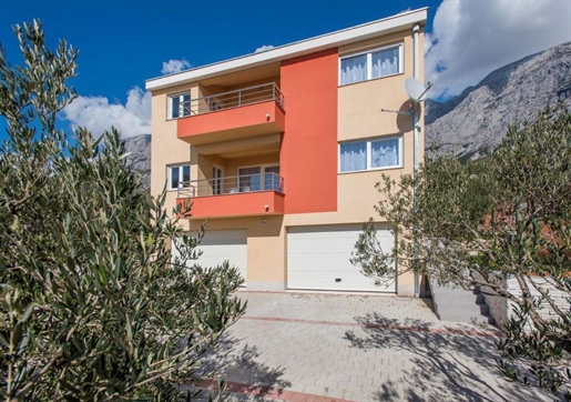 Spacious house of 2 apartments on Makarska riviera, with sea views and garage, just 750 meters from