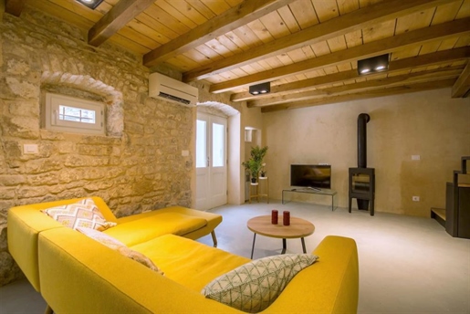 Erstaunlich renoviertes Steinhaus in der alten mittelalterlichen Stadt Trogir