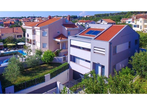 Moderne Villa zum Verkauf im Wohnviertel Zadar