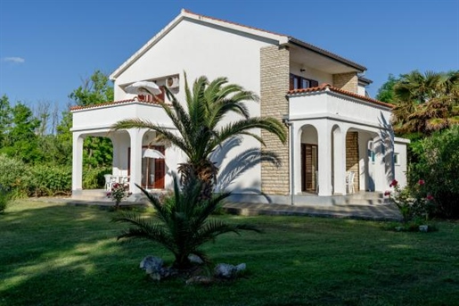 Guest house with 4 apartments on Zadar riviera, 80 meters from the sea, for sale