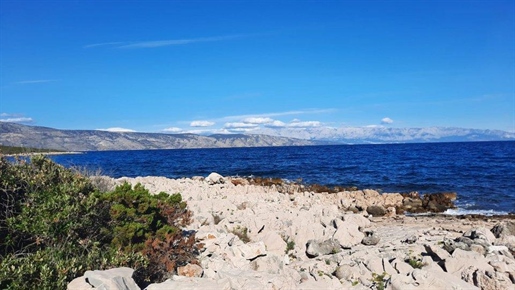 Außergewöhnliches Grundstück am Strand auf der Insel Hvar im Gebiet Stari grad