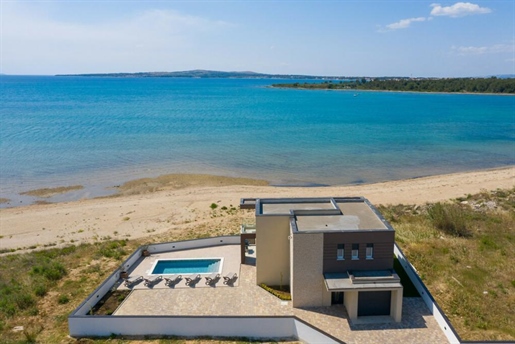 Neu gebaute, moderne 5-Sterne-Villa direkt am Sandstrand in der Gegend von Zadar