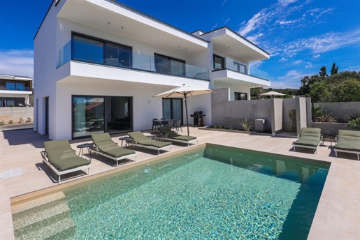 Außergewöhnliche moderne Maisonette-Villa mit Pool auf der Insel Pag (Halbinsel)