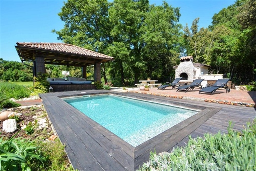 Unique villa in Rovinj area, swimming pool and stylish exterior, land plot 4369 sq.m.