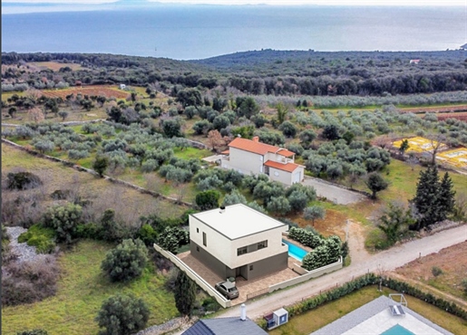 Neu gebaute Villa mit Pool und Meerblick in Marcana bei Pula