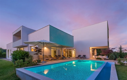 Atemberaubende moderne Villa mit Designer-Interieur, Innenpool und Wellness – Zminj-Bereich