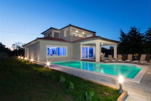 Neue Villa im authentischen Stil mit Pool und angelegtem Garten in Labin