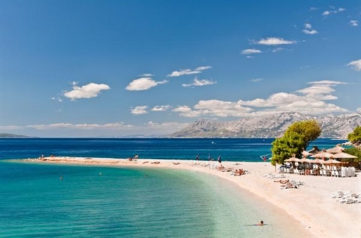 Super touristic property in Makarska just 400 meters from the sea - renovation is being finalized!