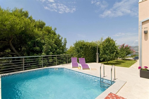 Apart-Villa with 3 apartments for sale on Ciovo peninsula