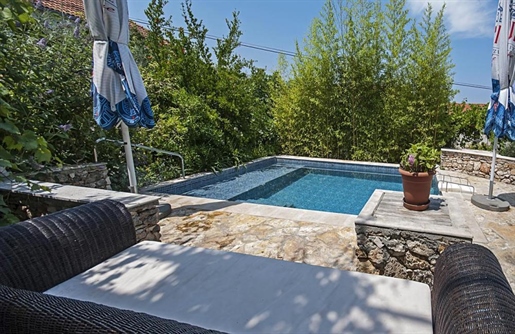 Schöne Villa zum Verkauf in Sutivan auf Brac, mit drei Wohnungen