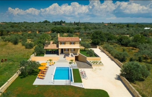 Villa in der Gegend von Fažana mit Pool und viel Grün, auf 2300 qm. Grundstück