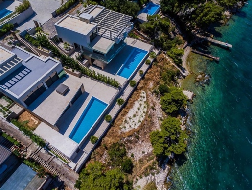 Hervorragende moderne Villa am Wasser mit Infinity-Pool in einer neuen Gemeinde auf Ciovo