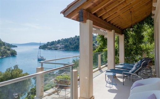 Romantic 1st line villa on Brac island
