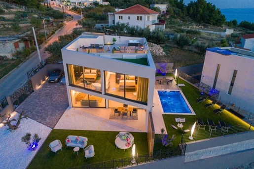 Modern villa with sea views in Split area