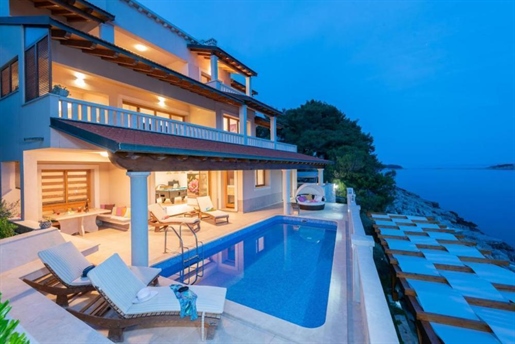 Wunderschöne Familienvilla in erster Meereslinie auf der Insel Korcula, mit privatem Badebereich und
