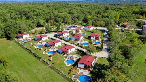 Komplex von Mobilheimen mit Swimmingpools in Tinjan, auf 8.000m2