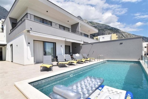 New semi-detached villa in Makarska with swimming pool