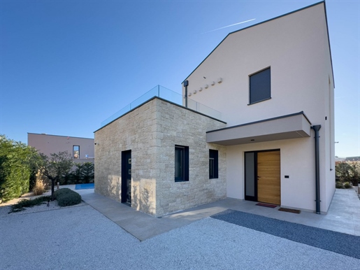 Modern villa in Poreč, just 1 km from the sea, for sale