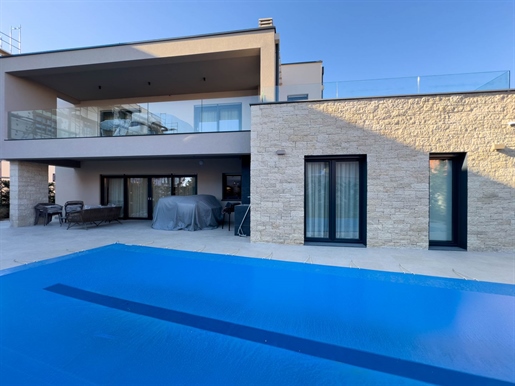 Modern villa in Poreč, just 1 km from the sea, for sale