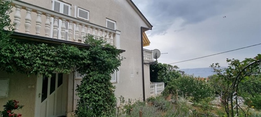 Haus mit drei Wohnungen in Novi Vinodolski mit Meerblick, 600 Meter vom Meer entfernt