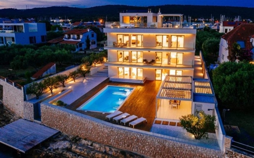 Luxury 1st line villa in a prestigious location near Zadar, on 2170 sq.m. Of land, with swimming poo