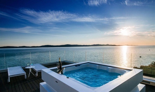 Luxuriöse Villa in erster Linie in prestigeträchtiger Lage in der Nähe von Zadar, auf 2170 m². Grund