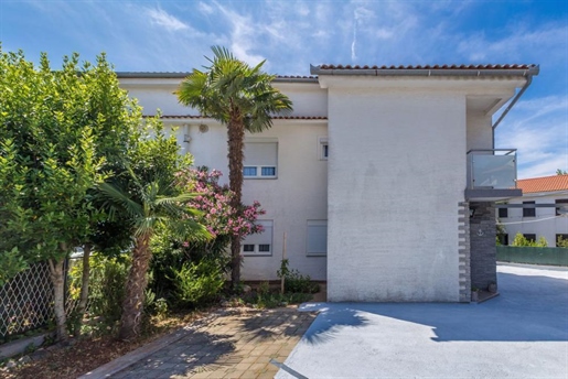 House with 4 apartments in Malinska-Dubašnica on Krk island