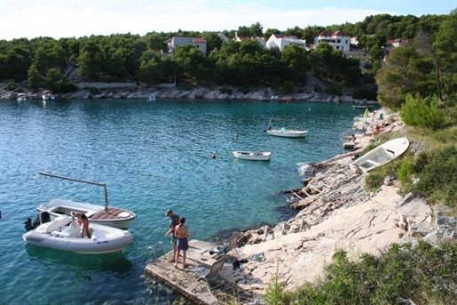 Ein wunderschönes Grundstück in der ersten Meereslinie in einer ruhigen Bucht von Brac, Dalmatien