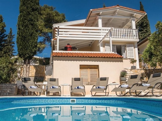 Property with three apartments and pool in Vrboska, Hvar