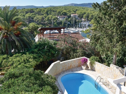 Property with three apartments and pool in Vrboska, Hvar
