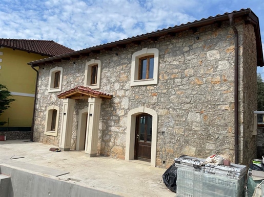 Bemerkenswerte Steinvilla in Icici mit Swimmingpool und Meerblick, neu renoviert