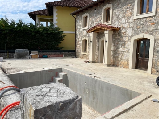 Bemerkenswerte Steinvilla in Icici mit Swimmingpool und Meerblick, neu renoviert
