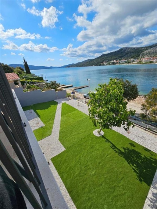 Wunderschöne Villa in erster Meereslinie im ruhigen Seget Vranjica