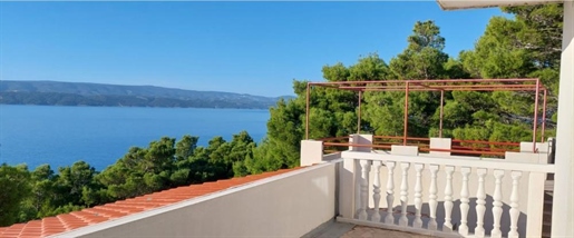 Haus mit drei Wohnungen mit Garage, Terrassen und fantastischem Meerblick an der Riviera von Omis, n