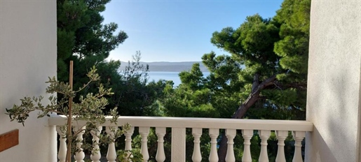 Haus mit drei Wohnungen mit Garage, Terrassen und fantastischem Meerblick an der Riviera von Omis, n