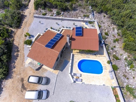 Wonderful villa with swimming pool in Basina, just 100 meters from beachline
