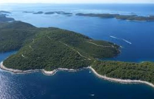 Touristic land plot on the 1st line to the sea on Hvar island