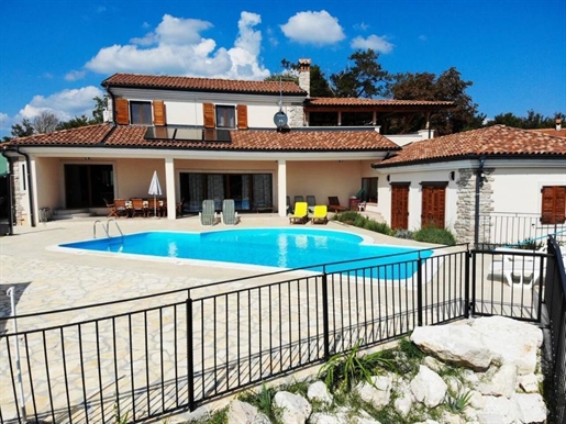 Rustic villa with a pool on a big land plot 3500m2, Žminj