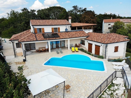 Rustic villa with a pool on a big land plot 3500m2, Žminj