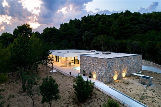 Moderne Villa mit Pool inmitten der Natur auf der Insel Rab in Palit auf 5000 qm. Vom Land