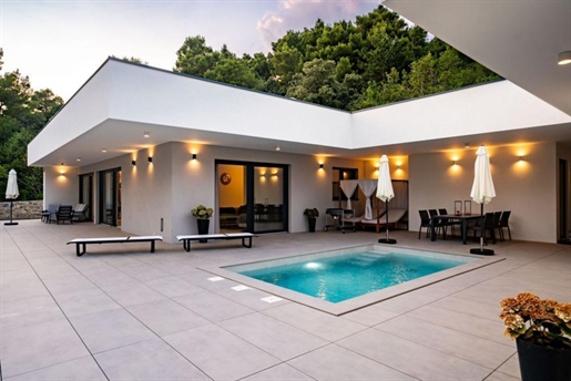 Moderne Villa mit Pool inmitten der Natur auf der Insel Rab in Palit auf 5000 qm. Vom Land