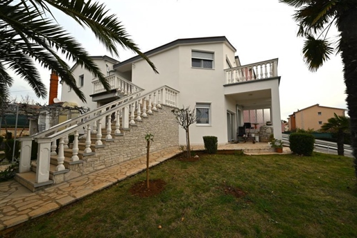 Apart-House of 6 apartments in Medulin, 50 meters from the sea